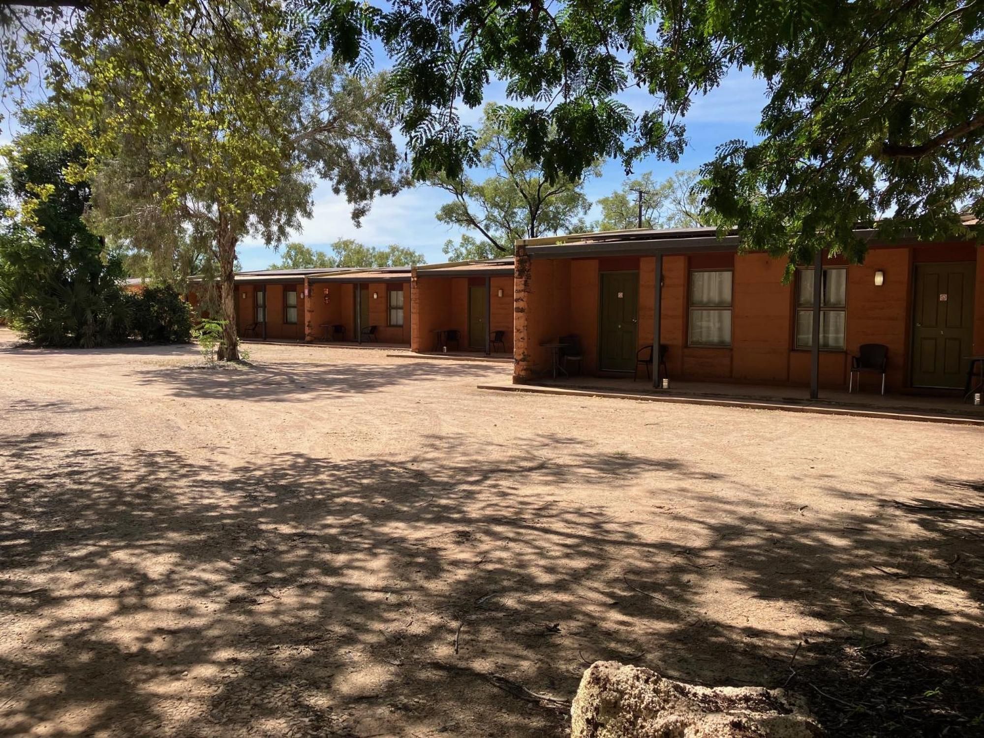 Territory Manor Motel & Caravan Park Mataranka Екстер'єр фото
